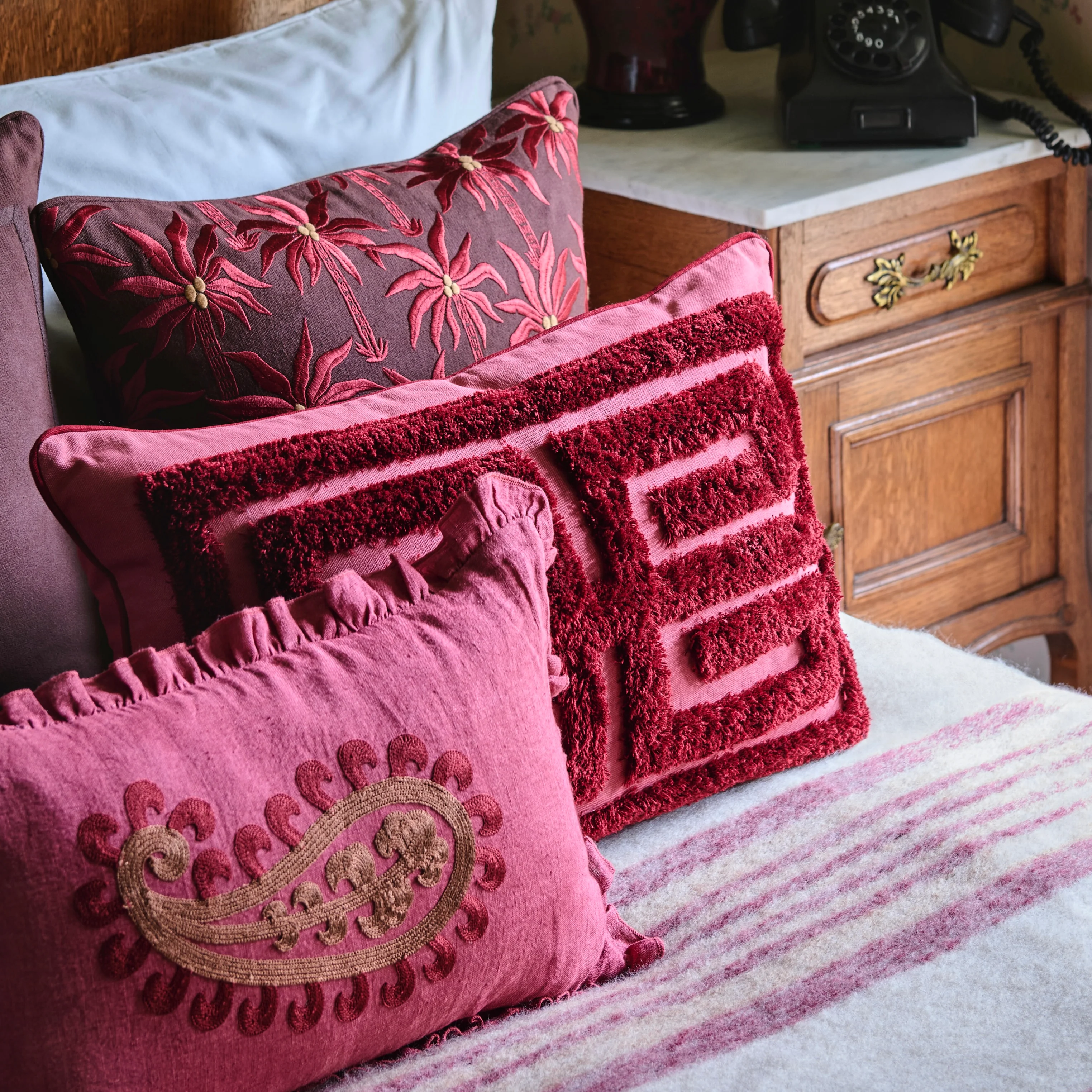 Cushion Cleo Pink & Bordeaux - Image 3
