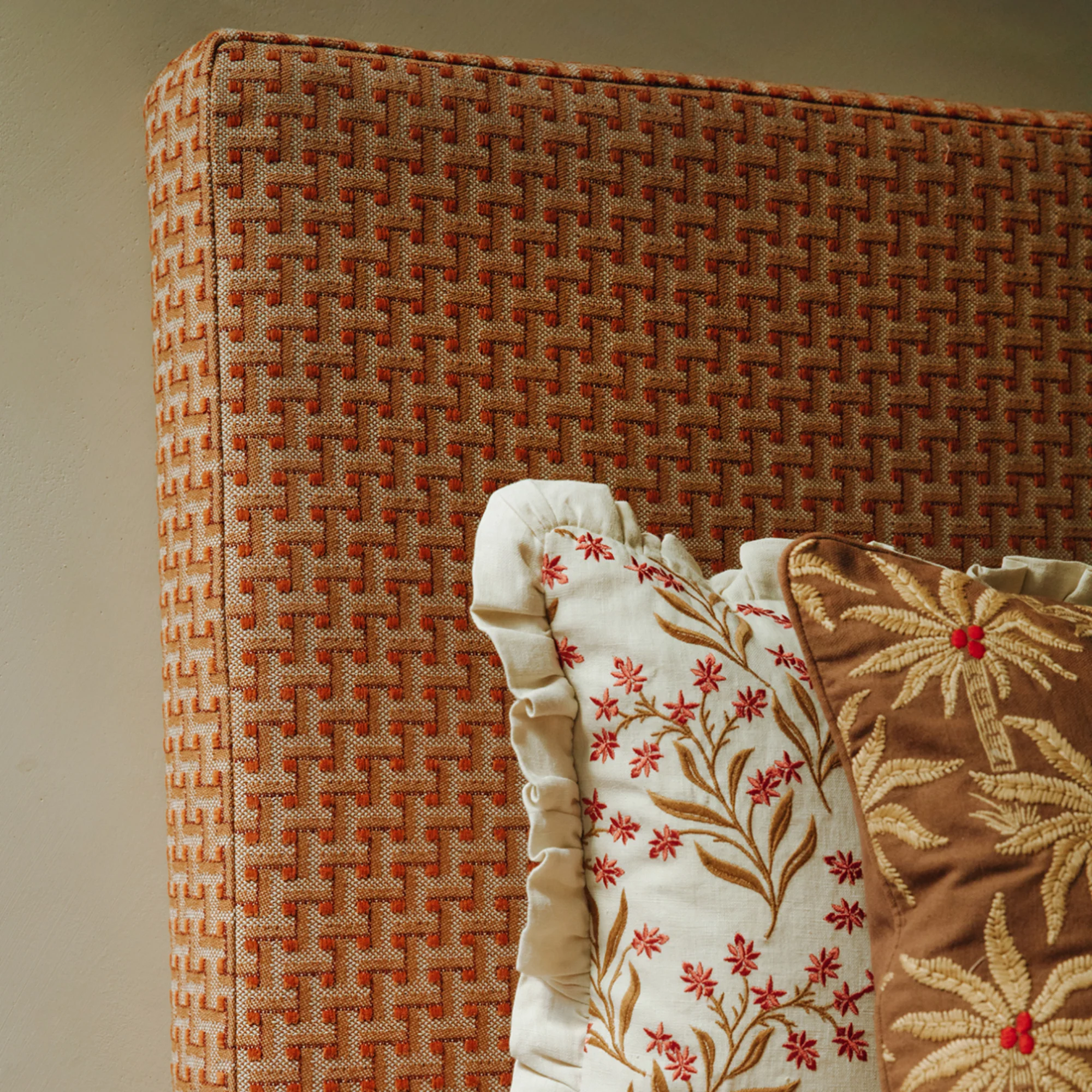Cushion Audrey Coral & Ecru - Image 5